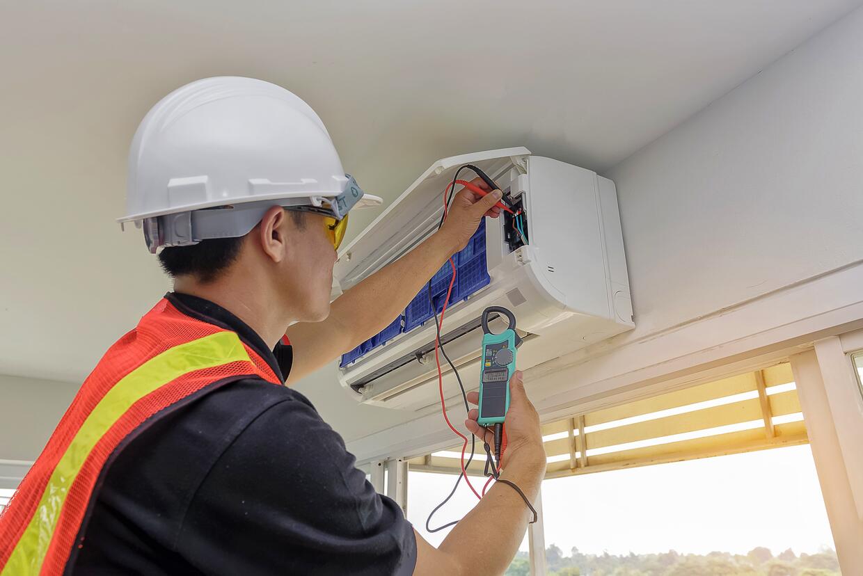 ENGINEER INVESTIGATE REPAIRING AIR CONDITIONER